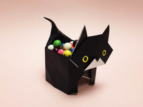 折り紙で折った黒猫の入れ物