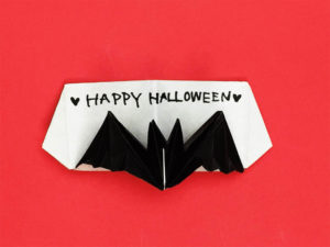 折り紙で折った飛び出すコウモリのカード