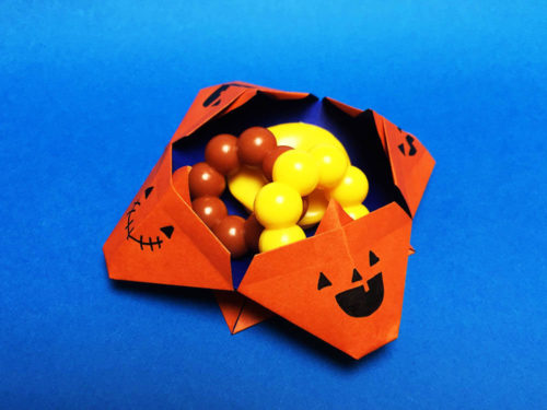折り紙で折ったかぼちゃのお菓子入れ