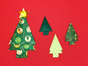 折り紙で折ったクリスマスツリー