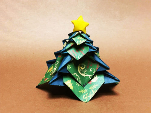 折り紙で折ったクリスマスツリー