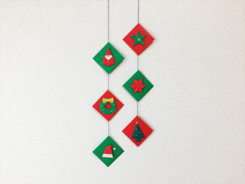 折り紙で折ったクリスマスの吊るし飾り