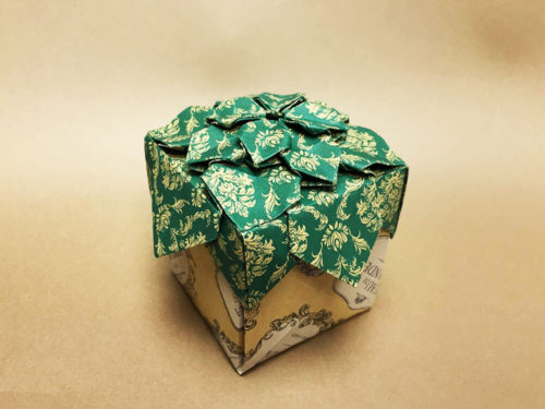 折り紙で折ったギフトボックス