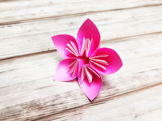 折り紙で折った桃の花