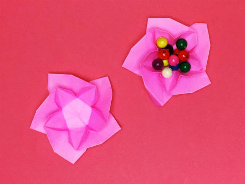 折り紙で折った桃の花の皿