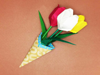 折り紙で折ったチューリップの花束