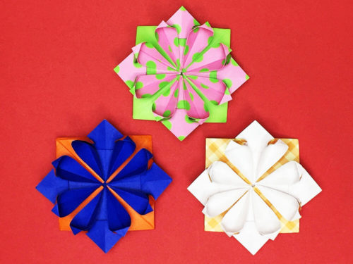 折り紙で折った花のコサージュ