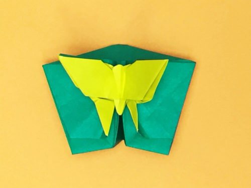 折り紙で折った蝶のポップアップカード