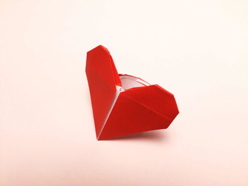 折り紙で折ったハートの指輪