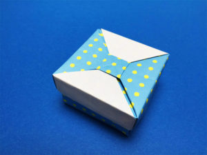 折り紙で折ったリボンの箱