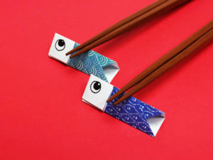 折り紙で折った鯉のぼりの箸置き