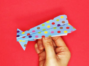 折り紙で折ったイカ飛行機