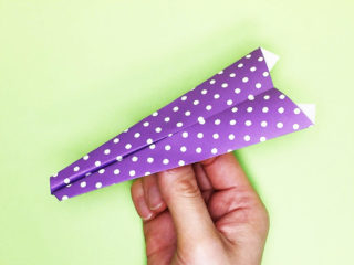 折り紙で折った紙飛行機