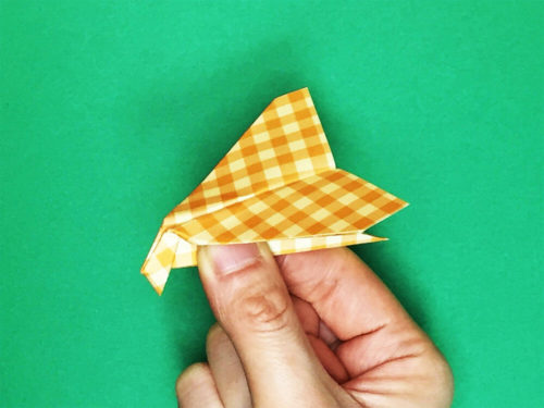 折り紙で折ったトンビ飛行機