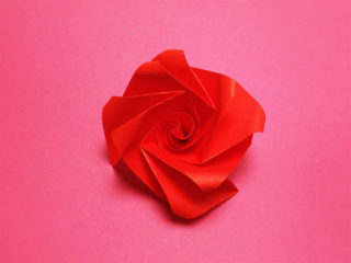 折り紙で折ったバラ