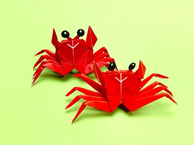 折り紙で折ったカニ