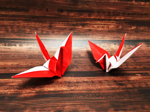 折り紙で折った紅白鶴