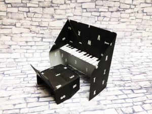折り紙で折ったピアノ
