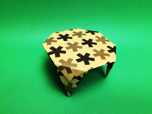折り紙で折ったテーブル