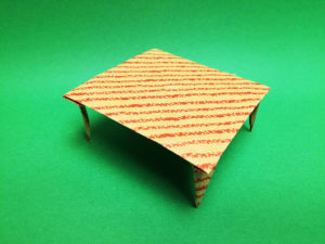 折り紙で折ったテーブル