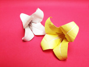 折り紙で折った百合の花