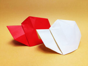 折り紙で折った赤白帽