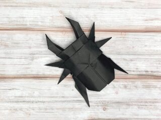 折り紙で折ったクワガタ