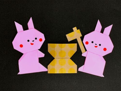 折り紙で折ったウサギの餅つき