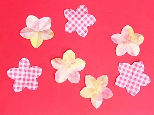 折り紙で作った桃の花