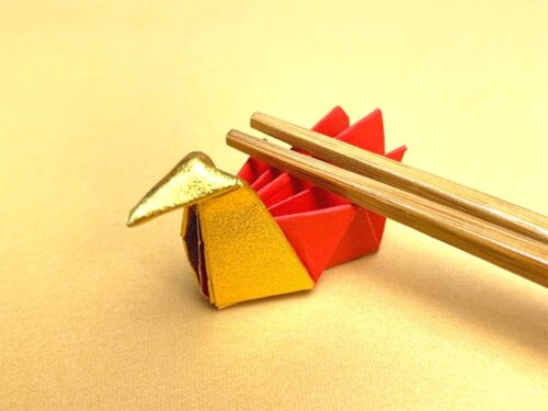 折り紙で折った鶴の箸置き