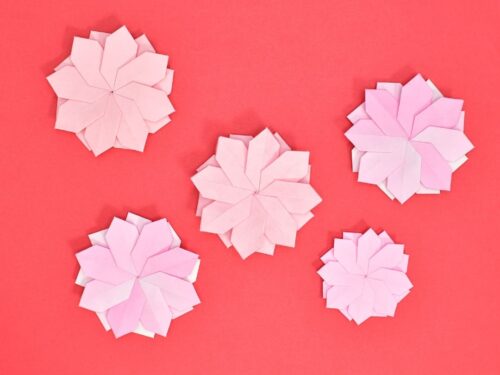 折り紙で折った桃の花オーナメント