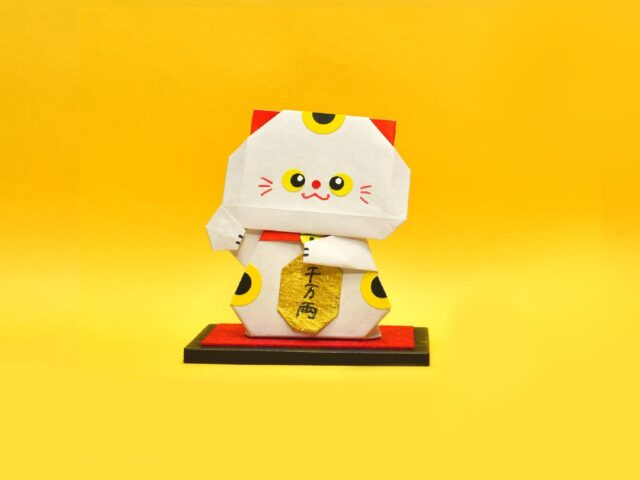 折り紙で作った招き猫