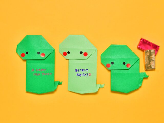 折り紙で作ったヘビのポチ袋